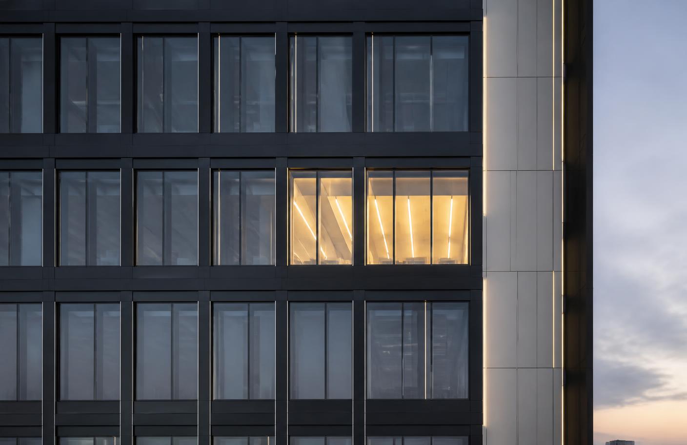Fachada corporativa com uma área iluminada em destaque