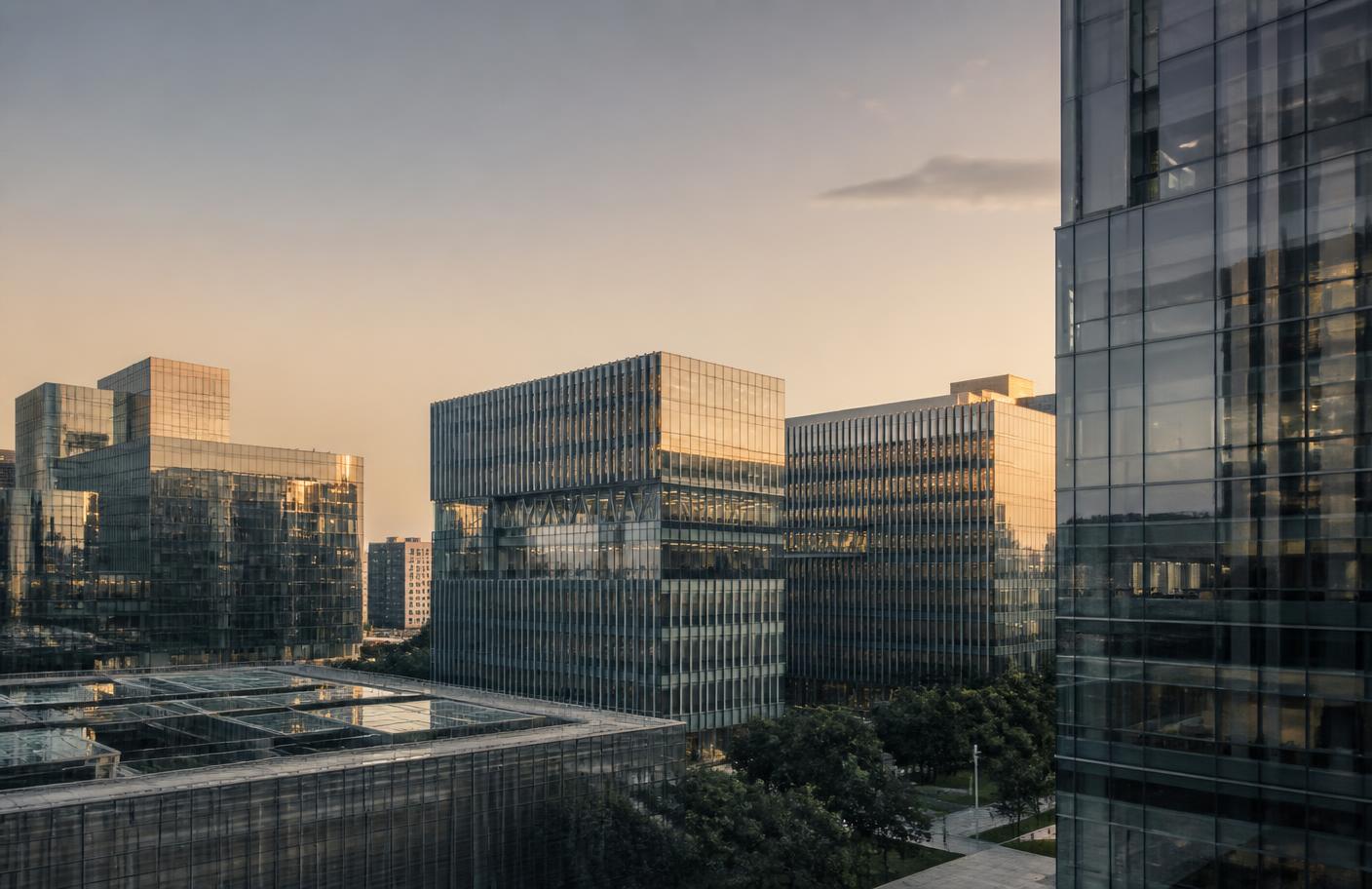 Conjunto contemporâneo de edifícios corporativos ao entardecer